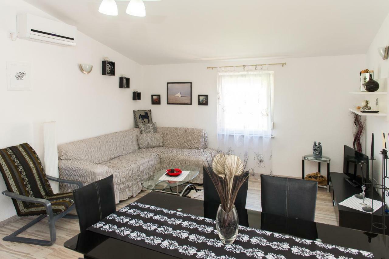 Apartment Ella 罗戈兹尼察 外观 照片