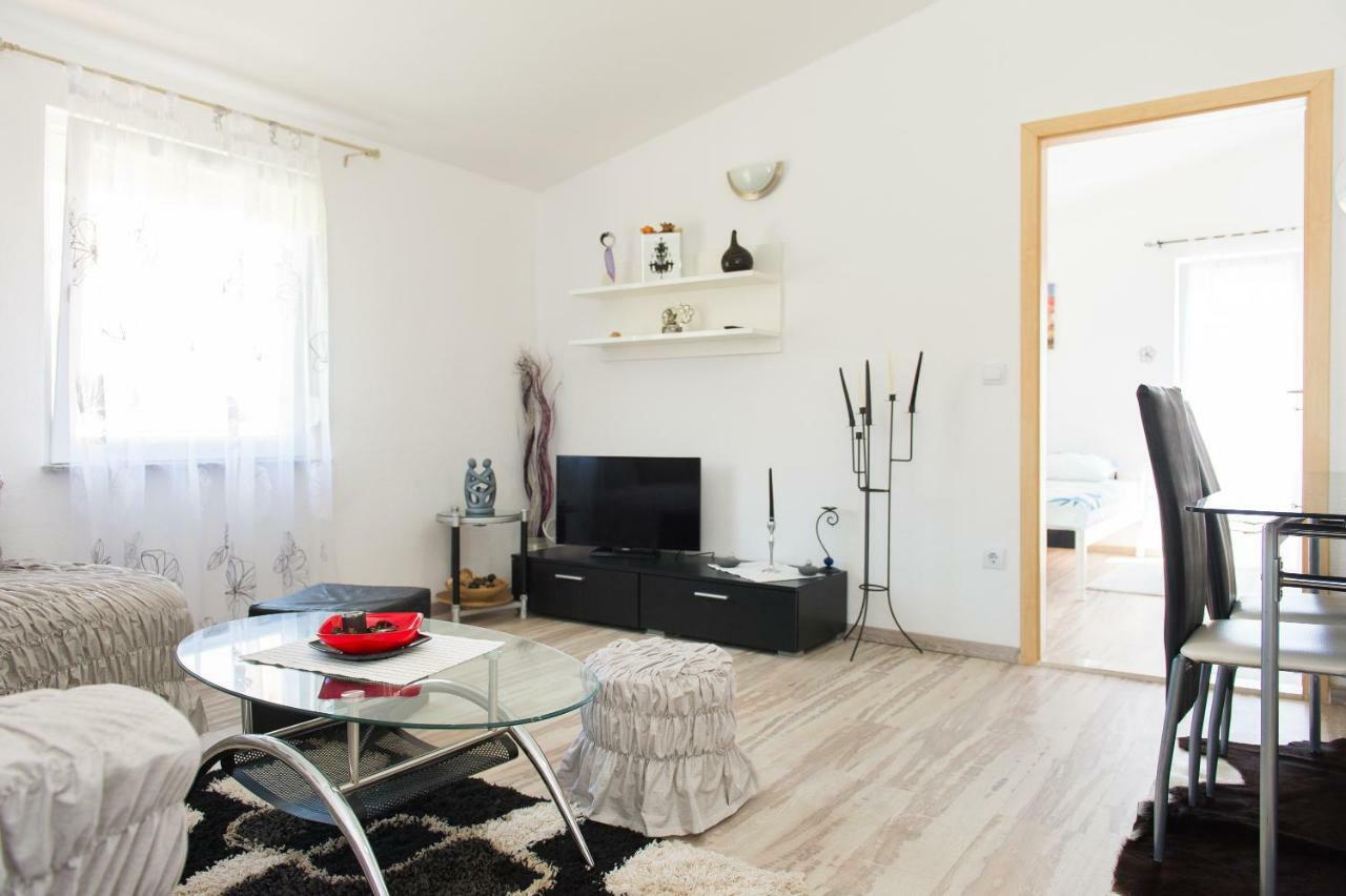 Apartment Ella 罗戈兹尼察 外观 照片